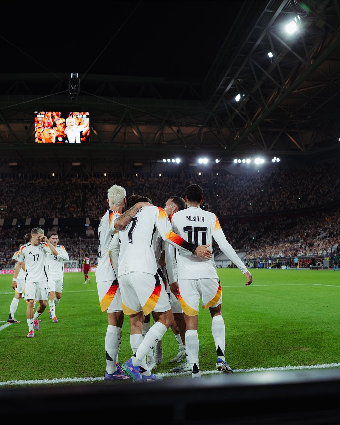 开云在线-挥汗拼搏！英格兰队击败德国队取得胜利的简单介绍